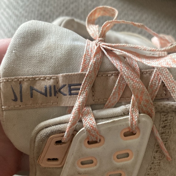 I am so Nike women’s size shoes, size 8 Good condition. - Picture 4 of 5